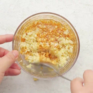 名门泽佳去眼袋有效：蒜蓉粉丝蒸波龙的做法
