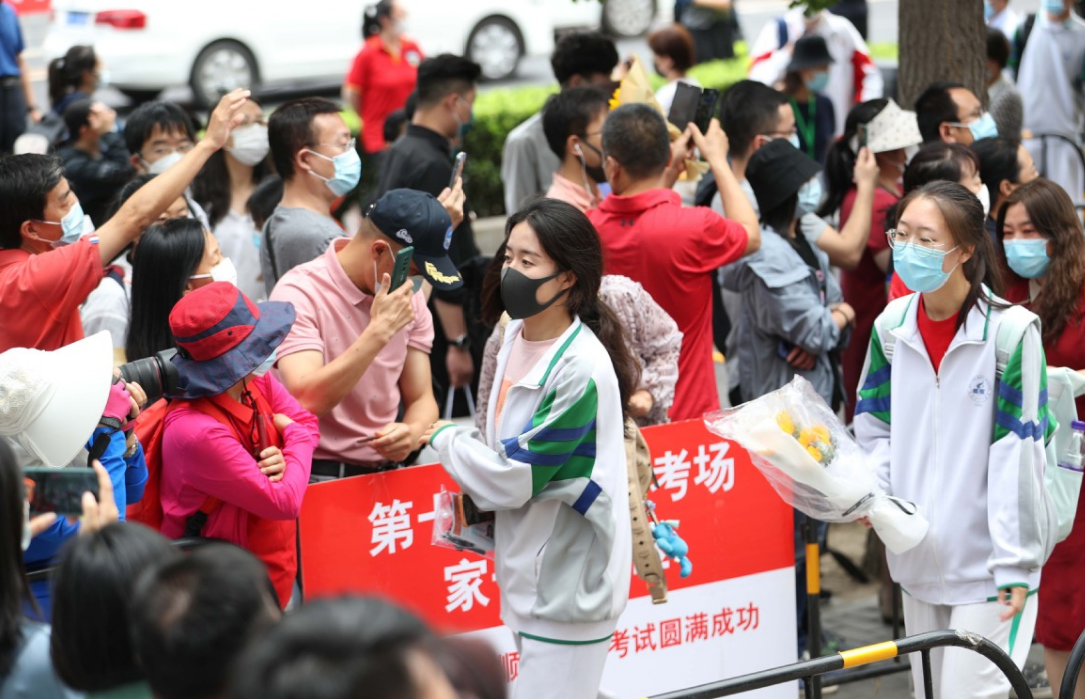 高考“悲催”考生出现，提前2小时到场，却因为拉链差点迟到