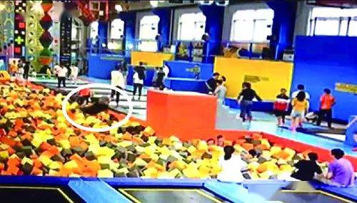 跳水脸摔成两半的视频不敢看（视频惊心！90后女研究生蹦床馆内摔成“完全性截瘫，当场动弹不得）