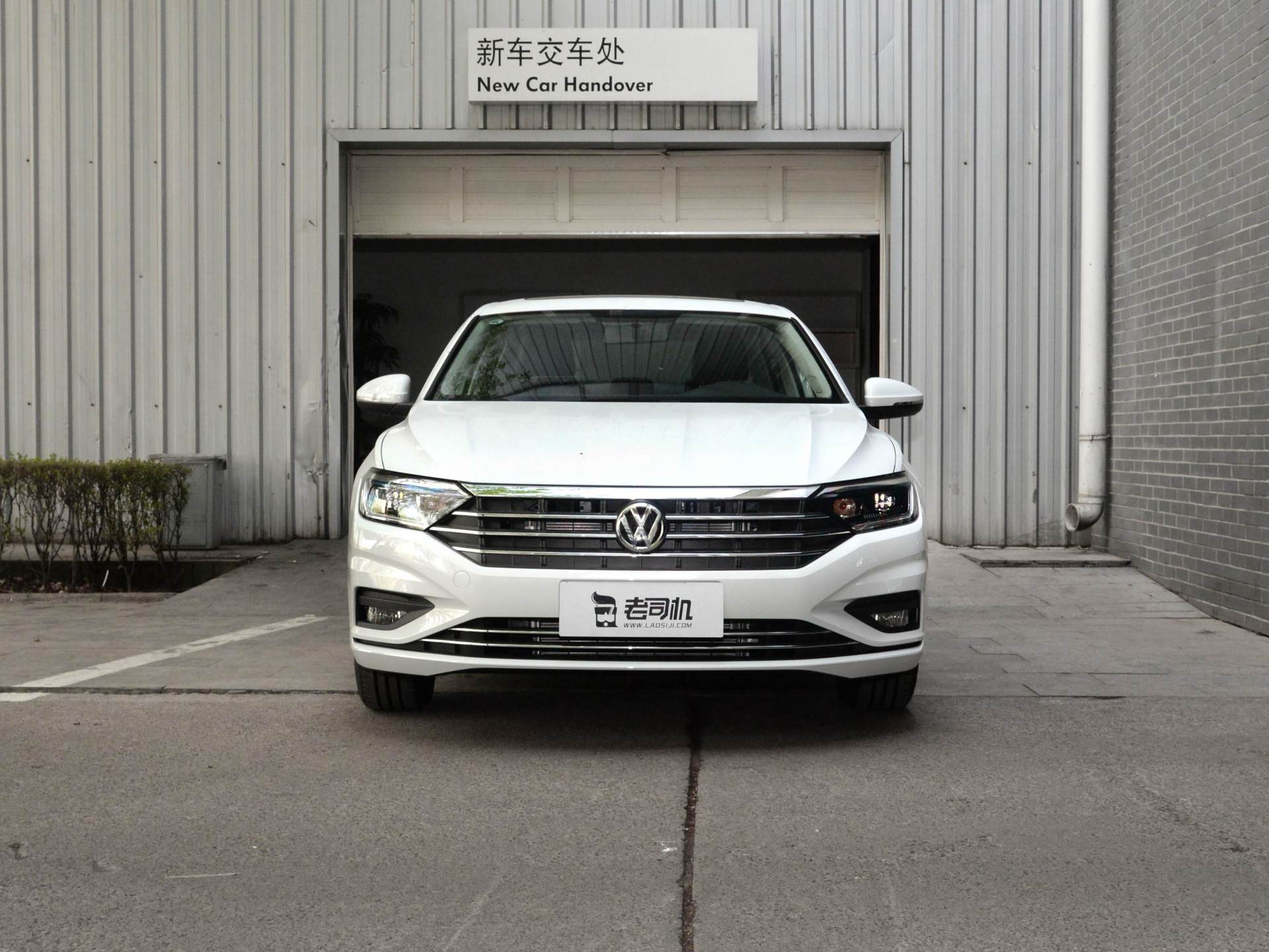 轴距2731mm，标配ESP，配置不输卡罗拉，大众仅12万