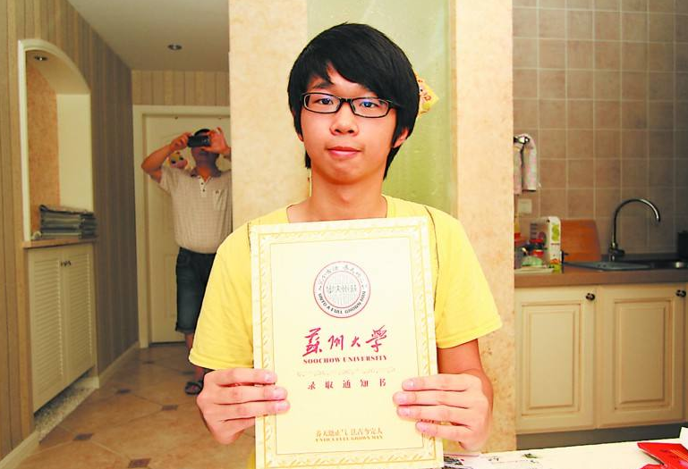 顺利考上二本，一年学费竟要2万8，普通家庭学生到底该不该去上