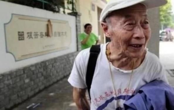 84岁老人坚持参加高考，给自己估分630，分数出来后成了笑话