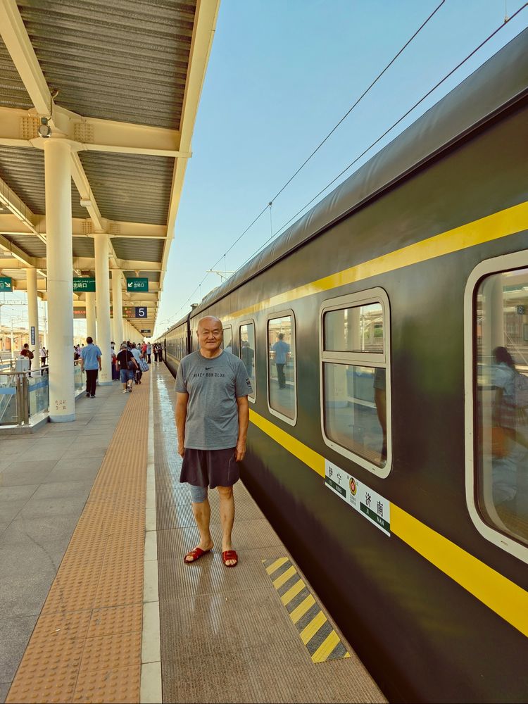 2021年6月24日,我和战友王国屏夫妇在济南乘火车,开始了新疆18天的大