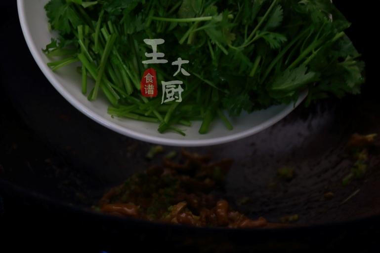 香菜炒牛肉的做法（手把手教会你做香味四溢的香菜牛肉）