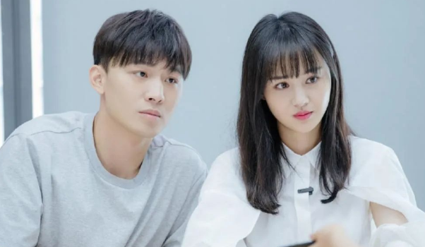 2021年年初,有人爆料了一个惊天秘闻,郑爽和张恒已经结婚又离婚,期间