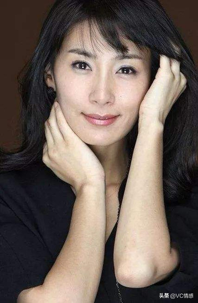 饰演金珠英的演员金瑞亨也火速成为帅气御姐代表人物,让大家知道原来