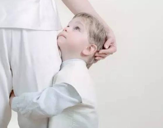 孩子总是感到害怕，他们究竟在怕什么？家长要明白原因再应对