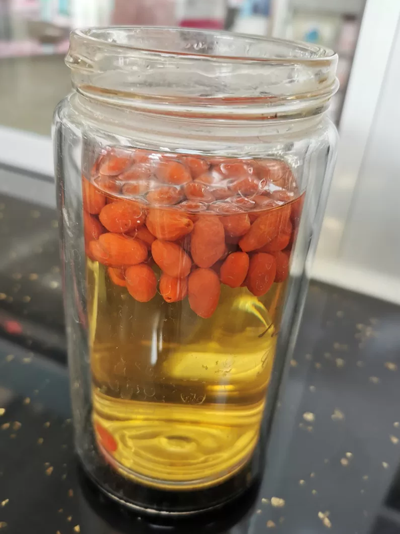 没什么色差,颗粒比较饱满,而经过"掺假"的枸杞,颜色看上去特