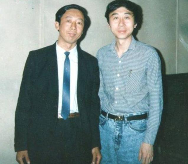 64岁冯巩：26岁娶初恋，携手38年，47岁被敲诈，儿子创业当老板