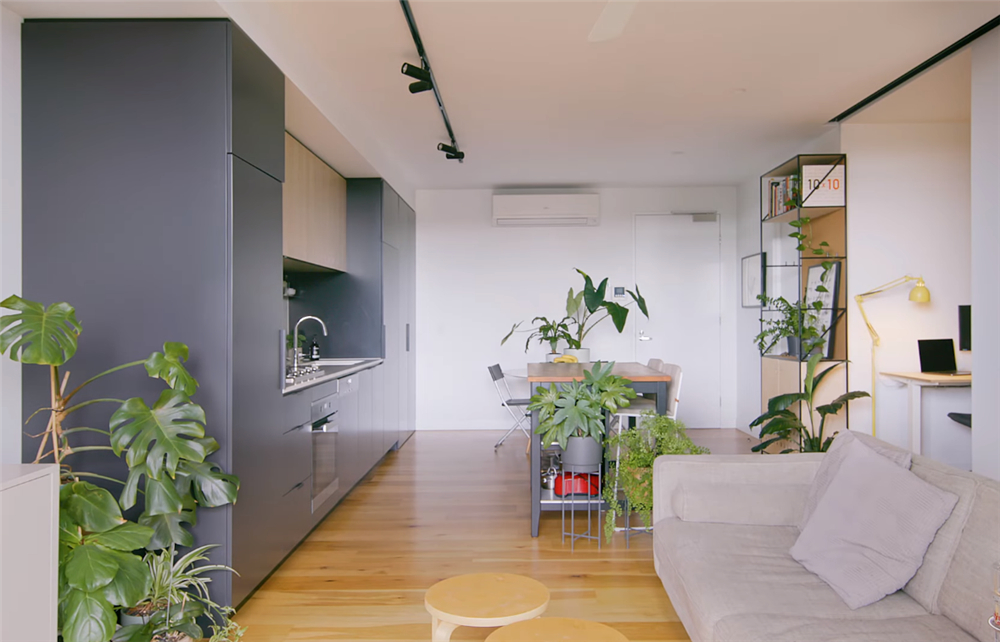 独居姑娘的1室2厅小家，55㎡面积做成开放式，卧室推拉门太实用了