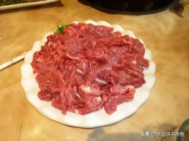 烤牛肉的腌制方法和配料（教你做美味嫩香的烤牛肉）