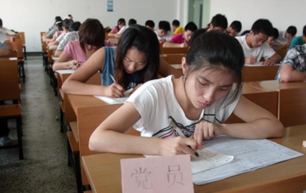 有种公务员叫选调生，部分高校大学生可以报考，考上或许是干部