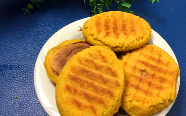 玉米面饼子电饼档做法(外壳焦脆的正宗玉米面贴饼子)