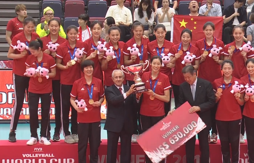 2019世界杯女排升国旗（升国旗奏国歌！郎平携16名女排姑娘登上领奖台，朱婷霸气捧起奖杯）-趣拿体育