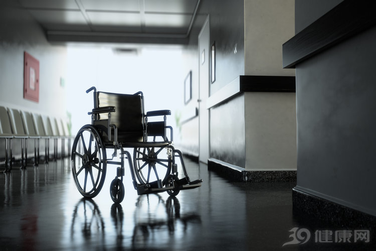 陪家人在医院做检查，轮椅被吸在核磁共振仪上，损失300多万