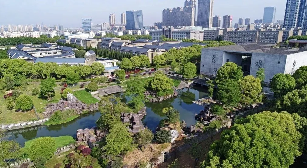 宁波华茂国际学校（毕业生多数被国外知名大学录取）
