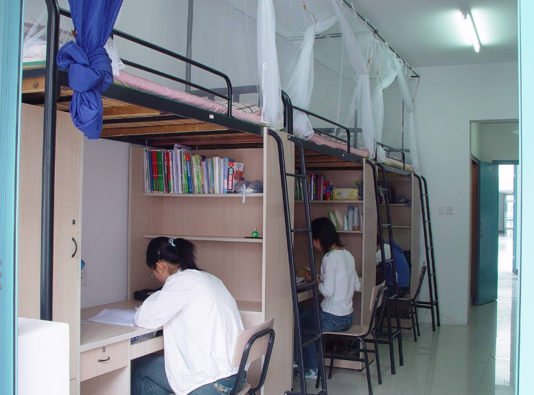 大学开学不到一个月，女儿称宿舍太压抑，想要去校外租房怎么办？