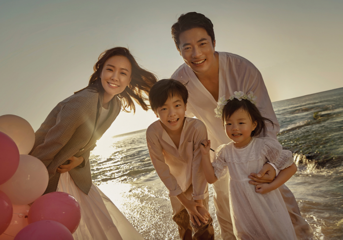 同时她还上传了小女儿坐在草坪上看权相佑和儿子玩耍的照片,温馨有趣