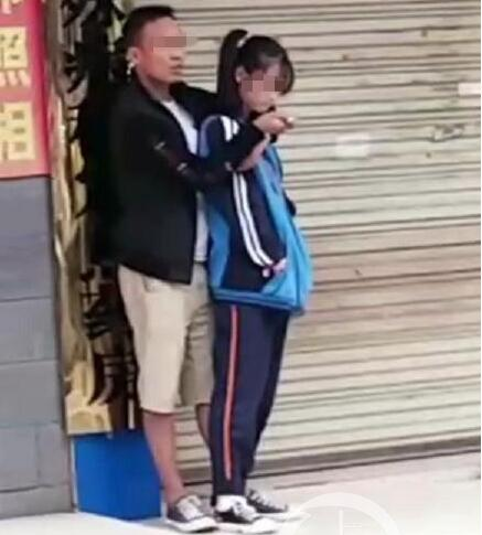 男子伤人后拒捕袭警被击毙【三分钟法治新闻全知道】