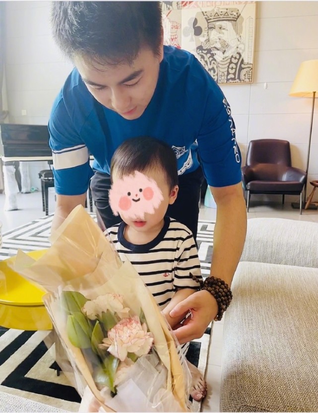 儿女双全！何猷君激动官宣奚梦瑶二胎产女，网友纷纷调侃家庭地位