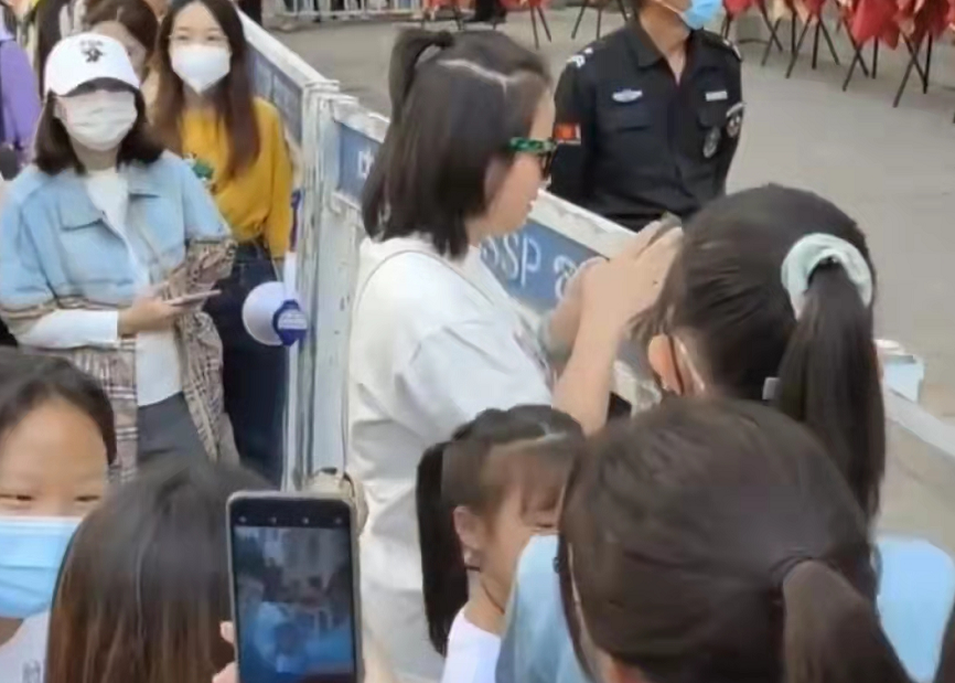 岳云鹏老婆带女儿去德云社，化淡妆戴名牌耳环，遭粉丝围观人气高