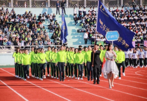 青岛大学运动会火了，举牌女生个个赛仙女，网友：行走的招生简章