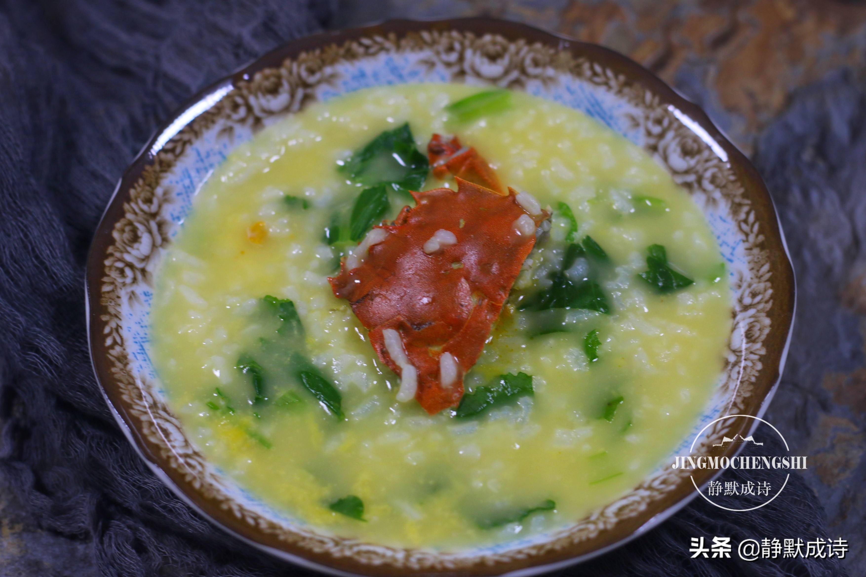 用螃蟹煮粥，味道不比清蒸差，把螃蟹处理好，粥又香又鲜没腥味