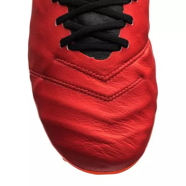 足球pu和超级纤维哪个好（如何挑选足球鞋？）