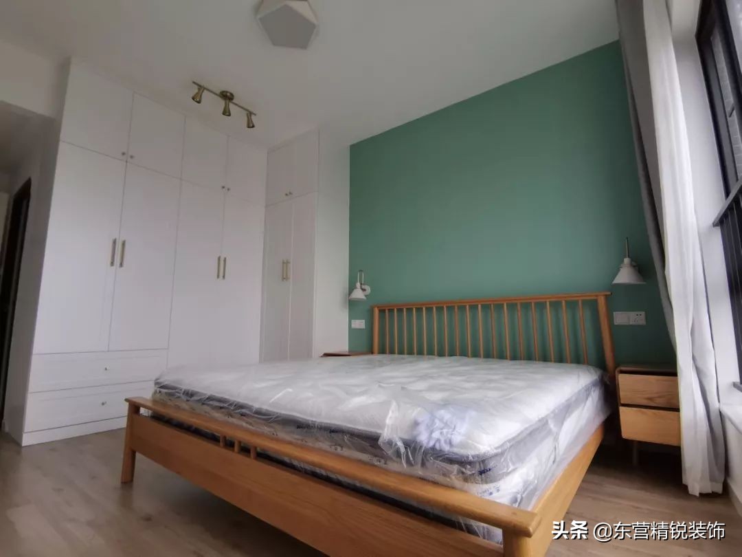 31款墨绿色背景墙装修效果图，不同区域墨绿色墙面效果