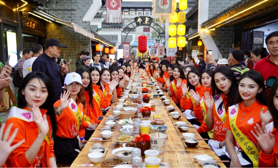 比基尼美女大赛(世界旅游小姐选手进行泳装秀，满屏大长腿，冠军却被指长得吓人？)