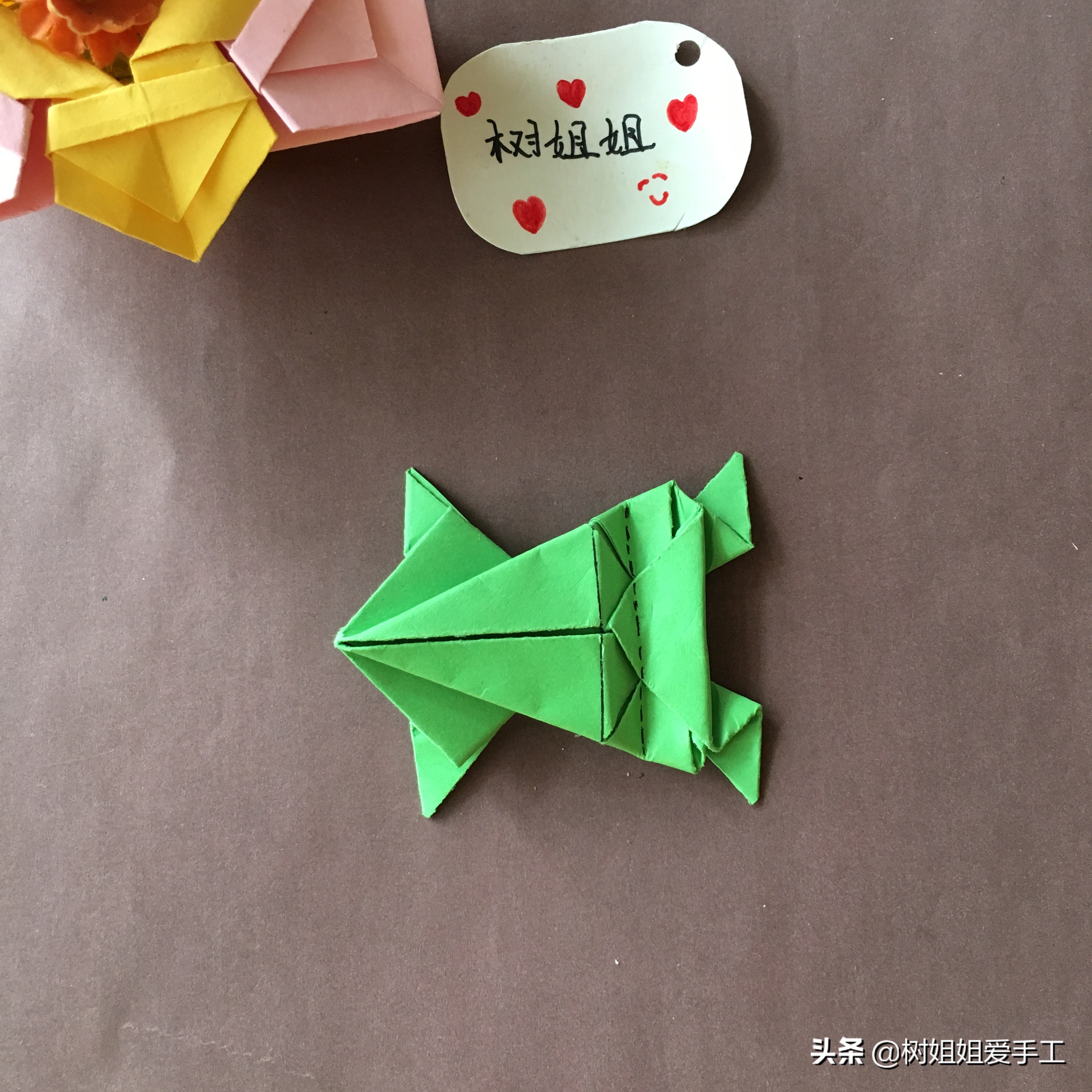 动物折纸:可以弹跳的青蛙折法