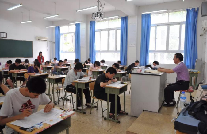 教育部出手，将严厉打击“高考移民”，跨省买房的家长别瞎折腾了