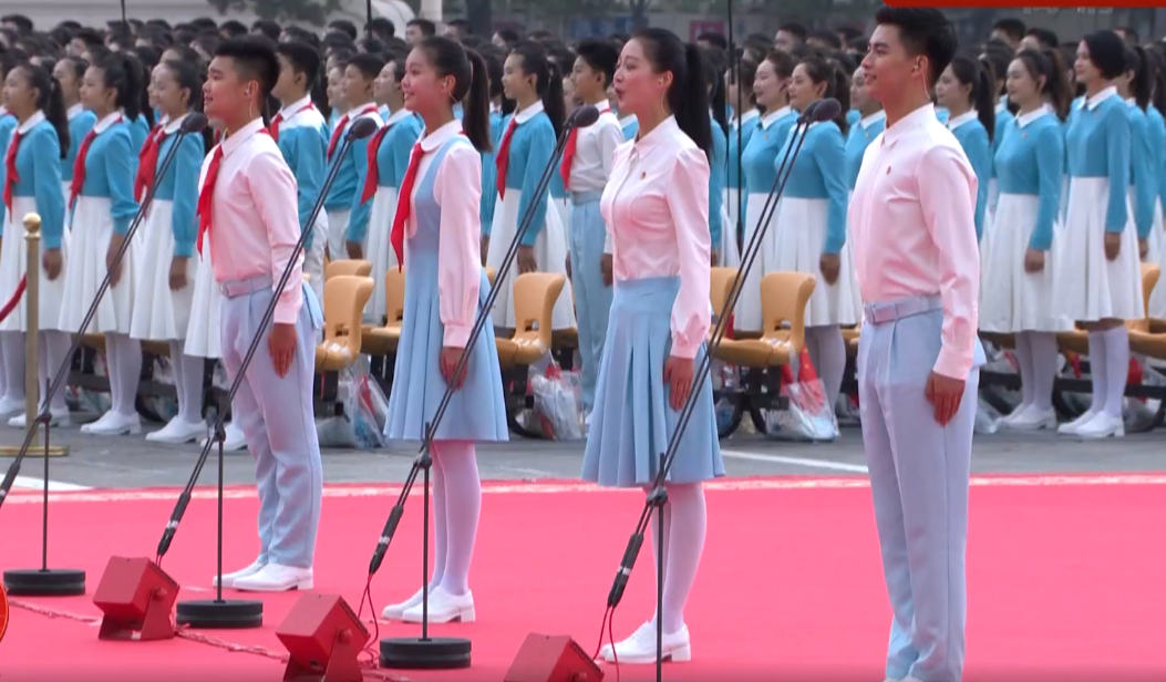 引领朗诵的4名青少年来自什么学校？中传、中财大，还有两所小学