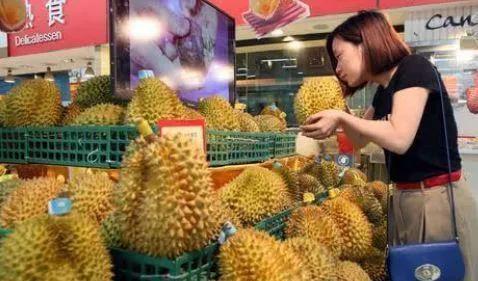泰国游玩，买水果时候请拒绝老板给的手套，导游：坑你都没商量