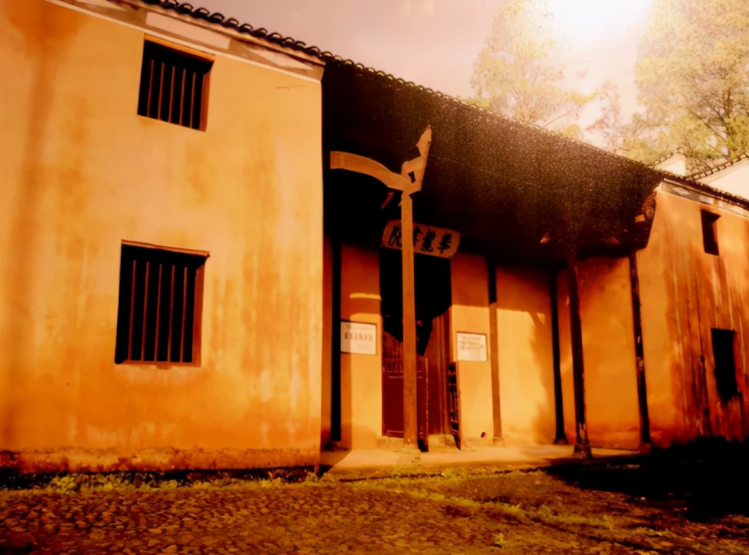 他是我国开国将领，一生荣誉勋章无数，东北这所医科大学由他亲自创办！