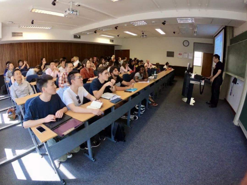 大学老师课堂“花式点名”，防翘课使浑身解数，学生表示不服不行