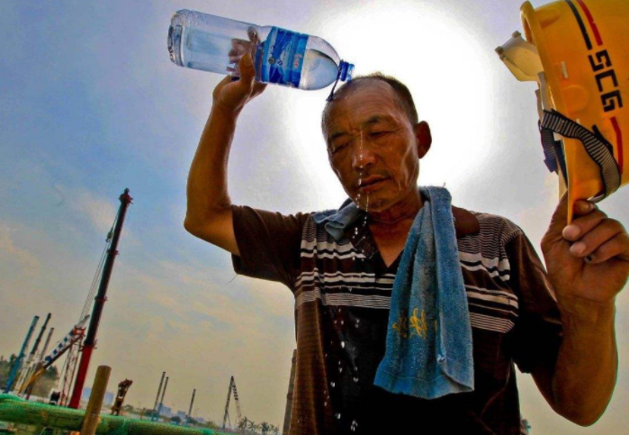 3000块请不动农民工，却能招到一批大学生，是现状还是误解？