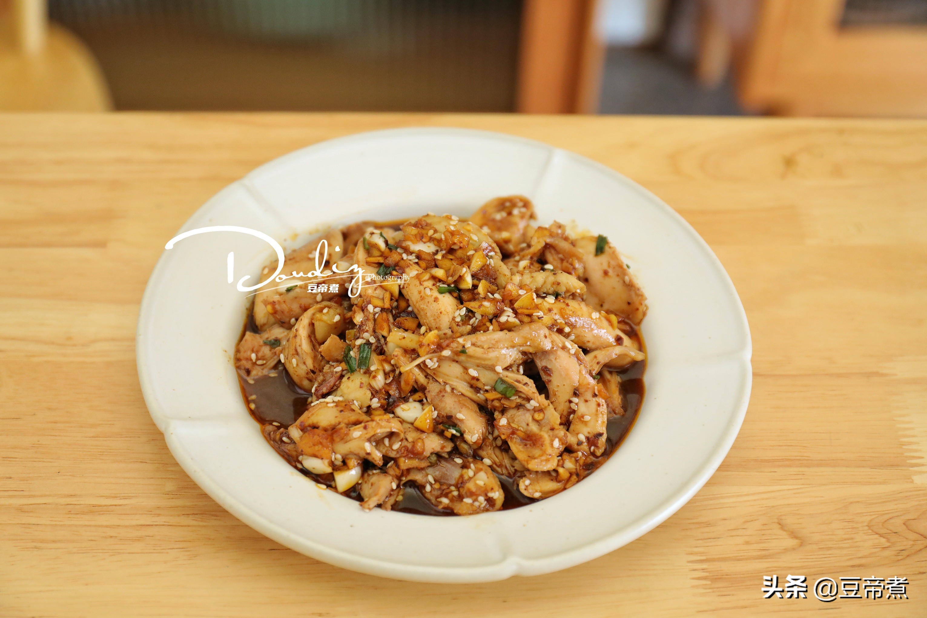 拒绝精致穷，一个人吃饭不随便，鸡腿三根吃出新花样