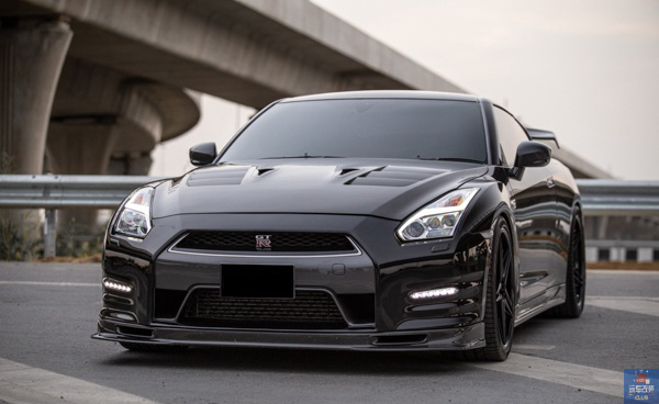 改装完全“被黑化”的日产GT-R，搭配全套Varis车身套件