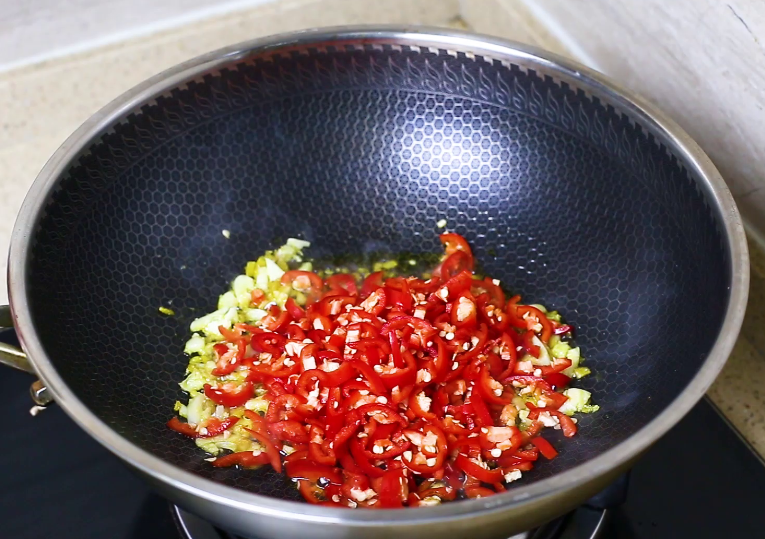 这才是“小炒牛肉”的正宗做法，大厨详细讲解，牛肉鲜嫩不出水