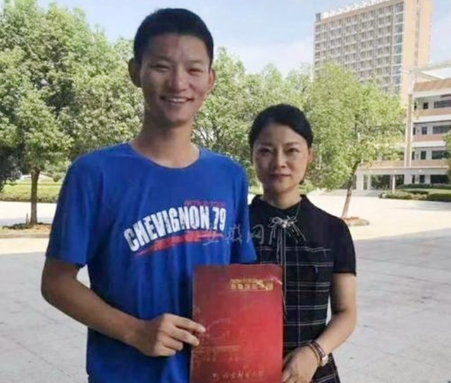 王恒杰：高考后跪地谢母，放弃985名校