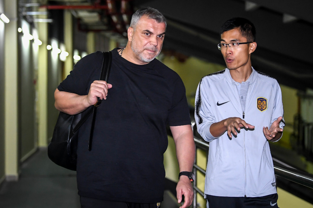 为什么中超后卫只会开大脚（差距！苏宁主帅质疑后卫为什么要开大脚，国脚的答案让他难以置信）