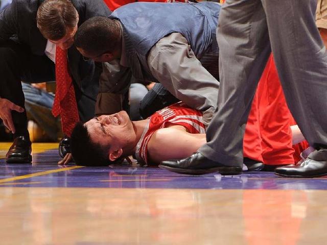 NBA令人泪目10大场面：科比跟腱断裂眼眶红润，韦德给膝盖敬香槟