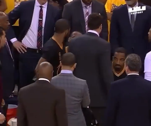 欧文16年总决赛三分慢动作（重温经典！16总决赛欧文致命三分，是詹姆斯让泰伦卢把球给欧文的）