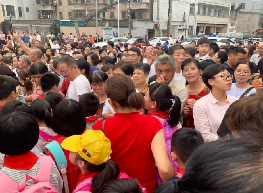 钟点工为学生保驾护航，上海出现“新职业”，家长能放心吗？