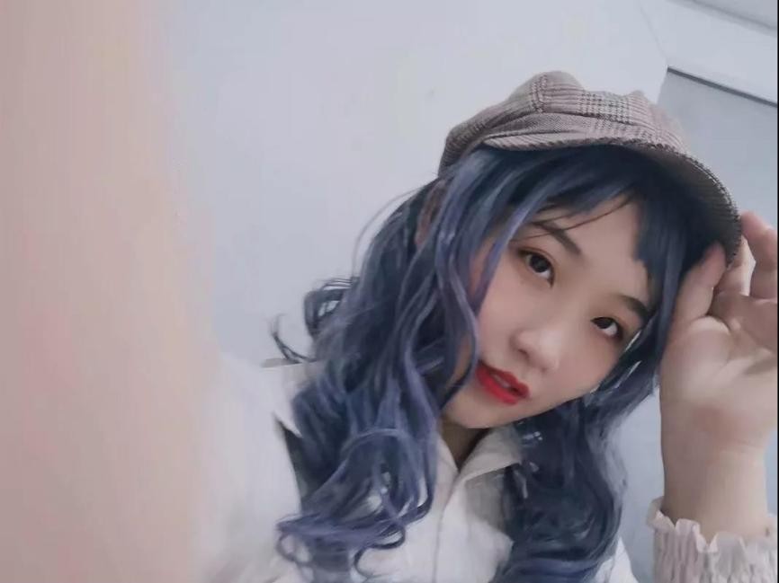 她是百万视频博主，拥有“神仙颜值”，三年年级第一，还直接保研985！