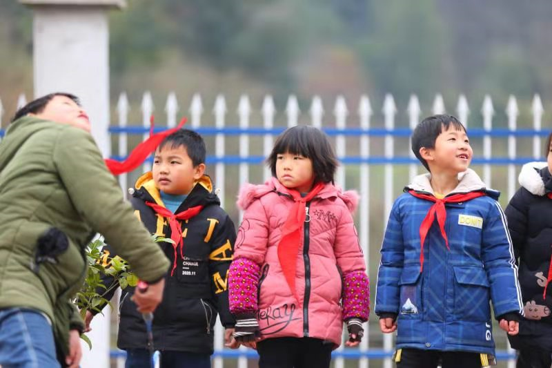 羽你一起(“羽你在一起”慈善公益行，给乡村小学孩子们一个体育梦)