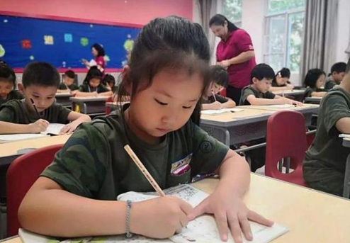 语文卷子99分走红，“印刷体”获老师青睐，网友：是学霸本霸