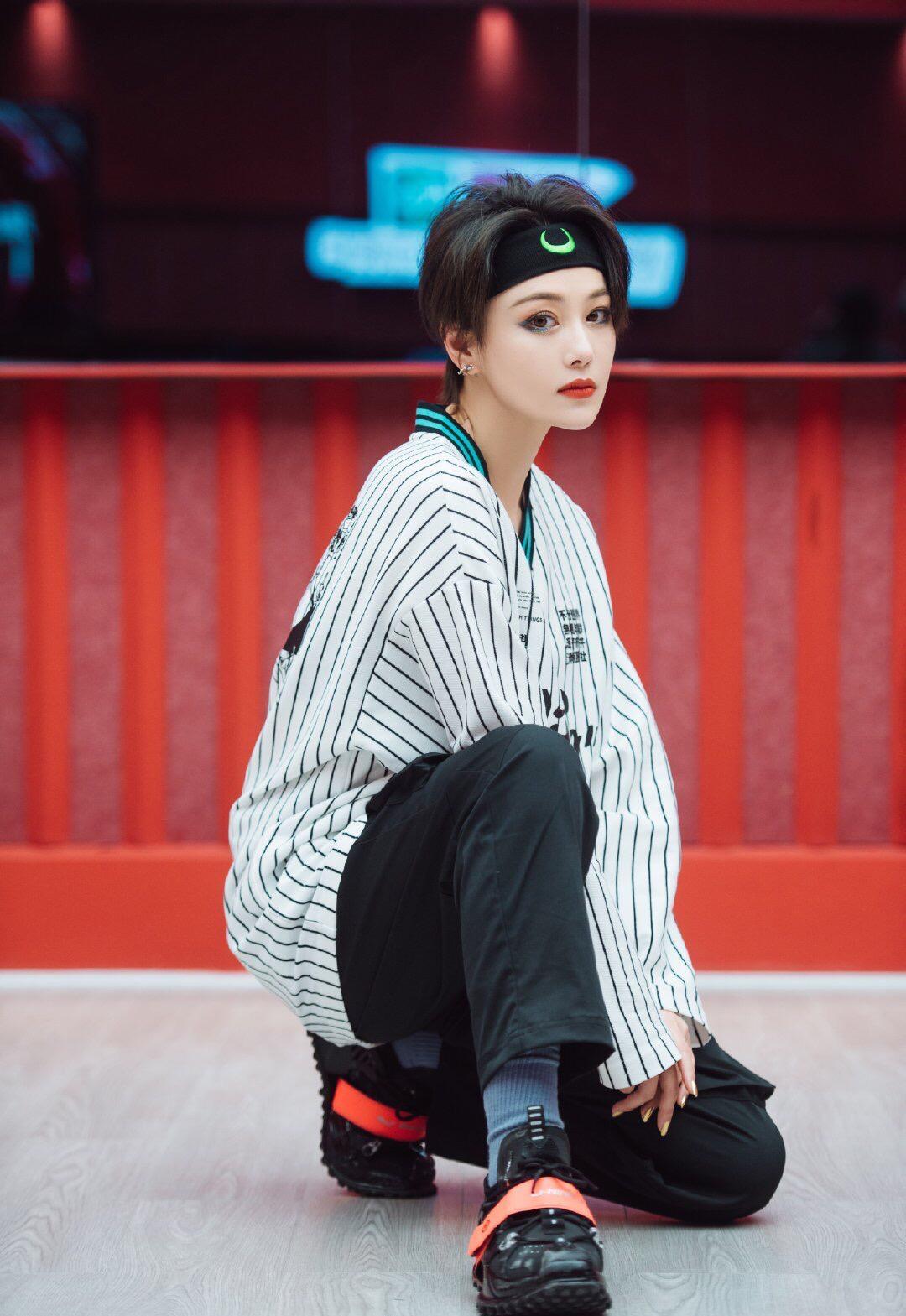 张馨予中性风造型太美了,短发发带干练帅气,精致五官英气十足