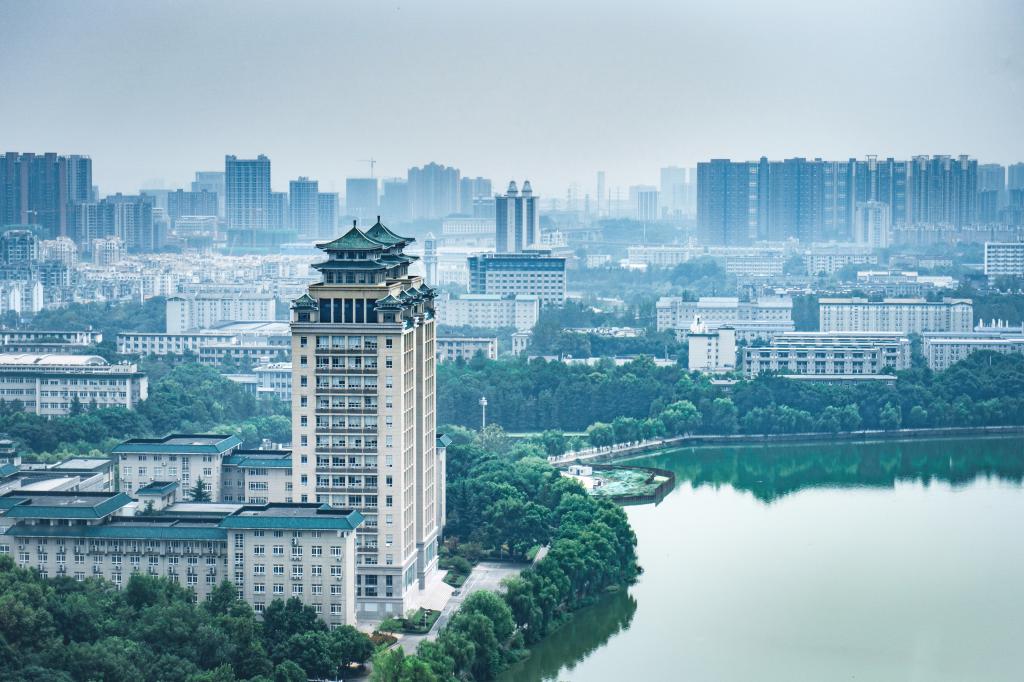 #国家民委直属高校，拥有民族学博物馆，南湖之滨，未来无限可期